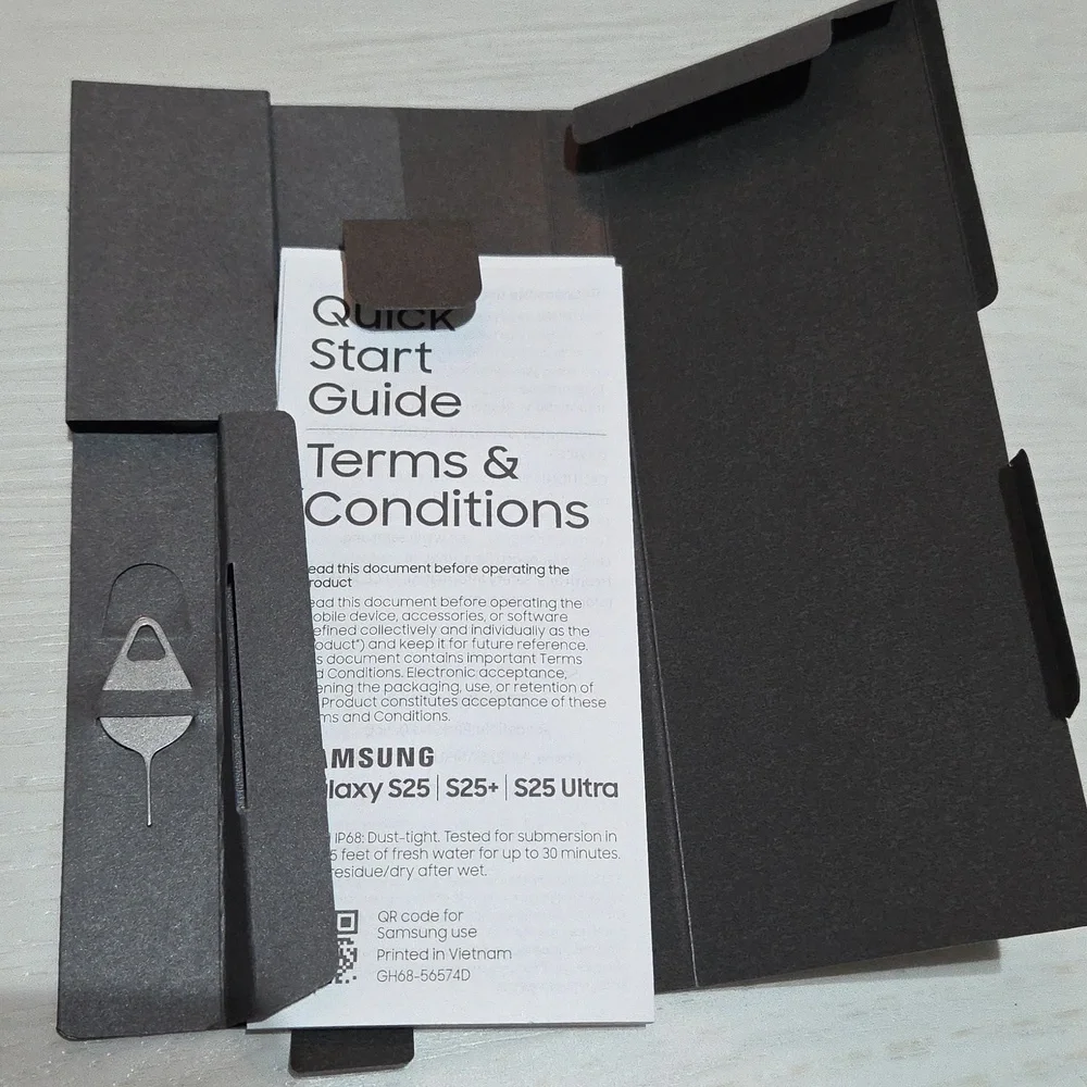 For sale is only the empty box with everything seen in Galaxy S25 Smartphone Box